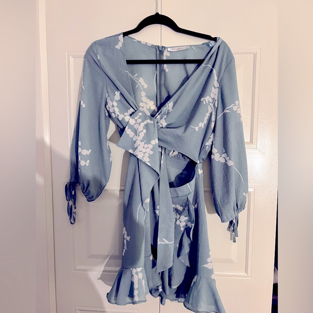 SAINTS & SECRETS Tie front key hole dress. Full back Size small